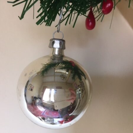 Oude antieke ronde kerstbal van dun geblazen glas in zilver 1e helft vorige eeuw