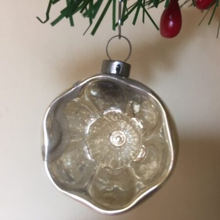 Antieke oude mini krater bal van dun geblazen glas in zilver rond 1900