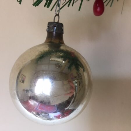 Oude antieke ronde kerstbal van dun geblazen glas in zilver 1e helft 1900