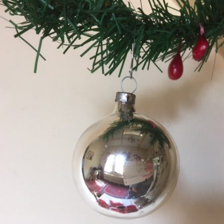 Oude antieke ronde kerstbal van dun geblazen glas in zilver 1e helft 1900