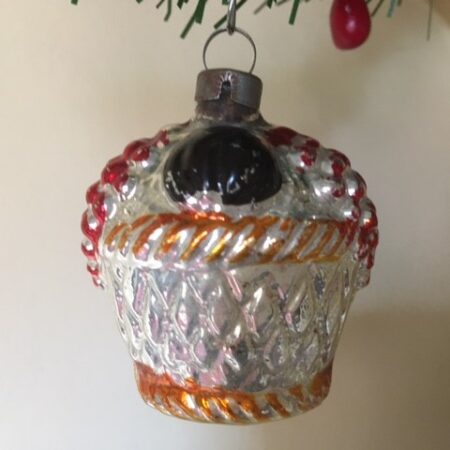 Antieke oude Kerst fruitmand vandun geblazen glas in rood, geel en donkergroen 1e kwart 1900
