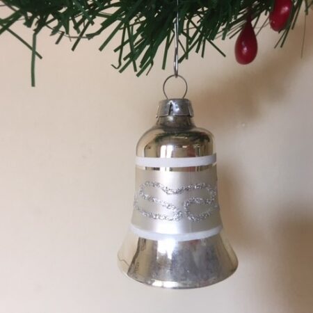Oude mini Kerstklok van dun geblazen glas in zilver en wit midden 1900