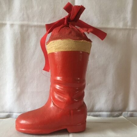 Antieke candy container een rode laars van cardboard of karton en crepepapier midden 1900