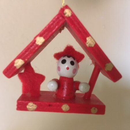 Hanger van hout en vilt een stalletje met engel in rood en goud 2e helft 1900