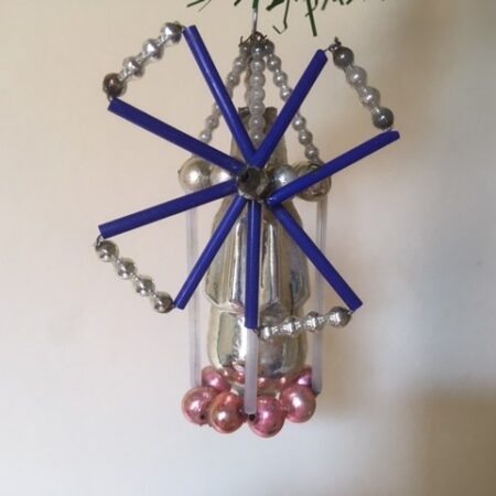 Antieke oude kerstbal een molen in roze en blauw uit Gablonz 1925-1950