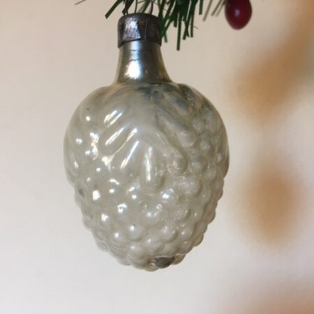 Antieke oude kerstbal een druiventros van dun geblazen mooi gepatineerd glas 1e kwart 1900