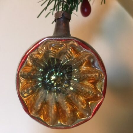 Antieke oude kraterbal van dun geblazen glas in groen, rood en geel 1e kwart 1900