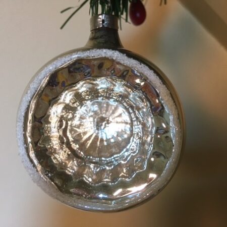 Antieke oude reflex, deuk of kraterbal van dun geblazen glas in zilver 1e helft 1900
