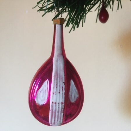 Symbool van harmonie in huwelijk en liefde de luit van dun geblazen glas in hard roze 1e kwart 1900