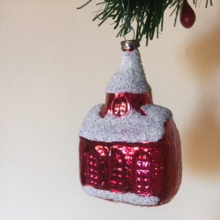 Oude antieke, besneeuwde kerk van dun geblazen glas in rood 1e helft 1900