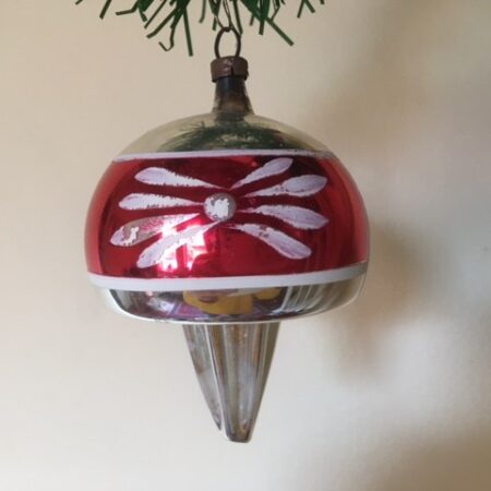 Antieke oude retro tol van dun geblazen glas in zilver, rood en wit jaren 1940-1950