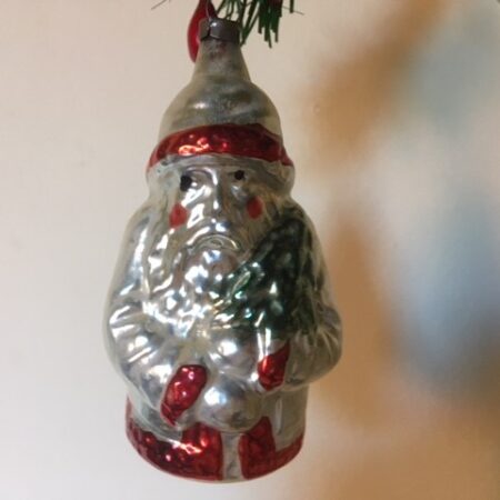 Oude antieke flinke kerstman van dun geblazen glas in zilver, rood en groen 1e kwart 1900