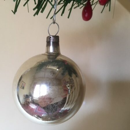 Antieke oude ronde kerstbal van dun geblazen glas in zilver 1e helft 1900