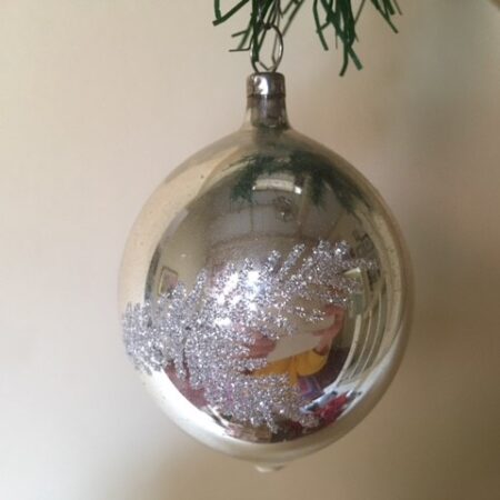 Antieke oude druppel kerstbal van dun geblazen glas met kersttak van zilver midden 1900