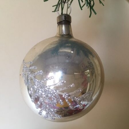 Oude kerstbal van dun geblazen glas in zilver met zilveren tak midden 1900