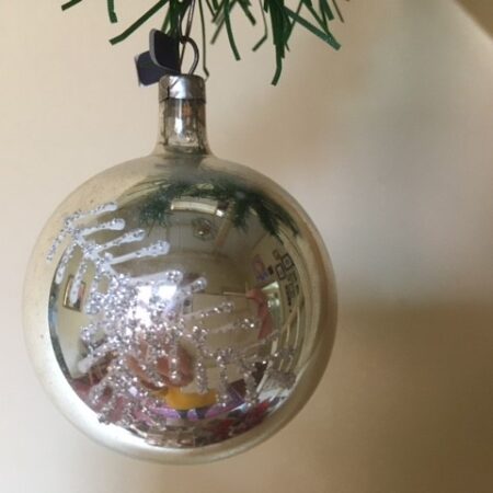 Oude ronde kerstbal van dun geblazen glas met kersttak van zilver midden 1900(zw)