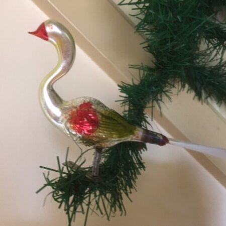 Antieke oude Kerst vogel een gans van dun geblazen glas in zilver, rood en mosgroen   1e helft 1900