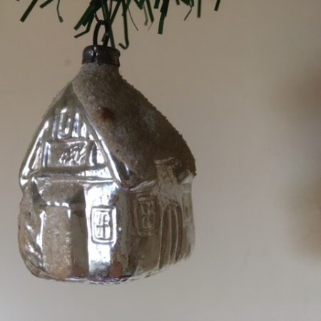 Oude antieke kerstbal een huis van dun geblazen glas in zilver 1e helft 1900