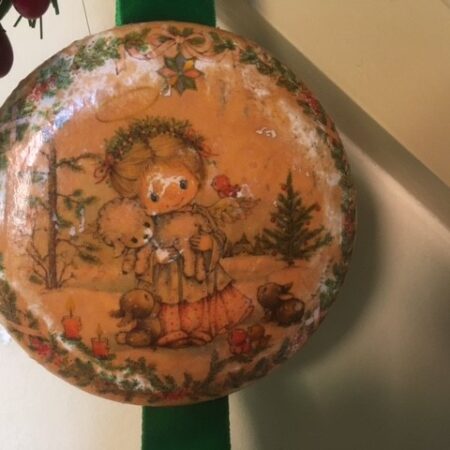 Seventies plaquette met Kerst litho gesigneerd Anneliese aan groen fluwelen band