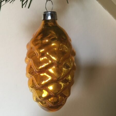 Oude antieke dennenappel van geblazen glas in warm goud midden 1900