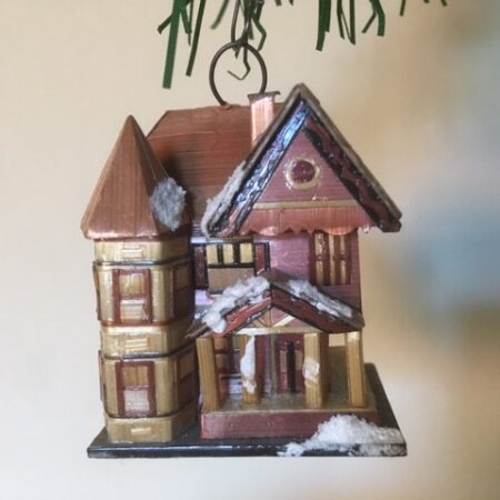 Oud klein huis een bijzondere kerstboom hanger van geplet stro 2e helft 1900