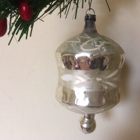 Antieke oude grote kerstbal van dun geblazen glas in zilver een tol 1e helft 1900