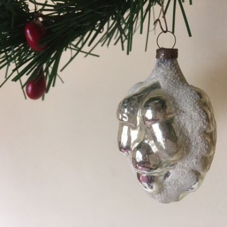 Antieke kerstbal van vliesdun geblazen glas in zilver met in relief paddenstoelen begin 1900