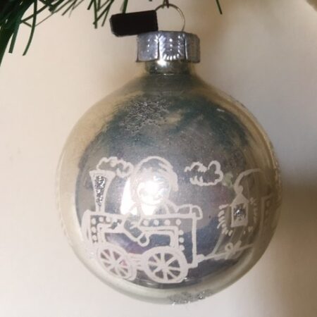 Oude antieke kerstbal van geblazen glas in zilver met kinderen in een trein midden 1900