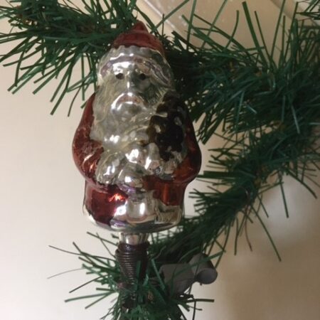 Antieke deftige kerstman van dun geblazen glas in donkerrode jas op klem 1e helft 1900