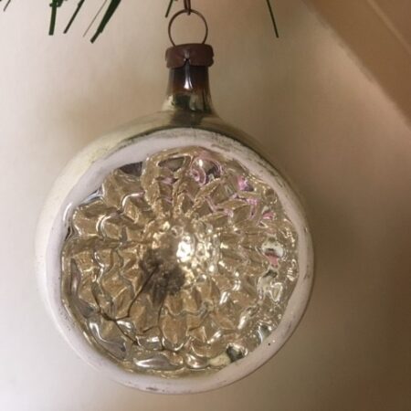 Antieke oude kerstbal een reflex, deuk of kraterbal in zilver 1e helft vorige eeuw