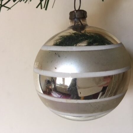 Oude retro kerstbal van dun geblazen glas in zilver 1e helft 1900