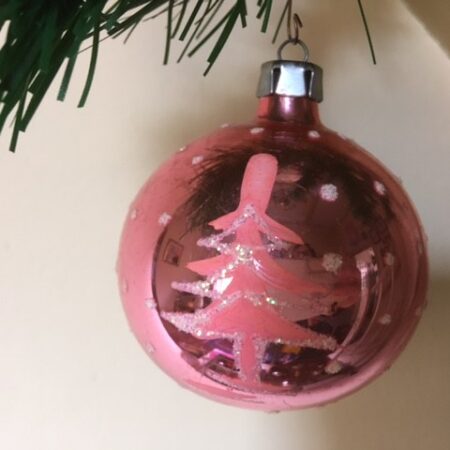 Oude kerstbal van geblazen glas in roze met kerstboom en sneeuwvlokken midden 1900