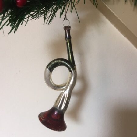 Antieke oude tuba van vliesdun geblazen glas in zilver, donkergroen en rood begin 1900