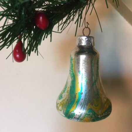 Antieke oude psychedelische kerstbal in zilver, groen en geel uit de sixty's