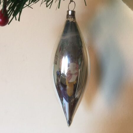 Antieke oude kerstbal een gladde pegel van dun geblazen glas in zilver 1e helft 1900