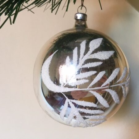 Antieke kerstbal van dun geblazen glas in zilver en witte florale decoratie 1e helft 1900