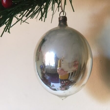 Antieke oude druppel kerstbal van dun geblazen gepatineerd glas in zilver 1e kwart 1900