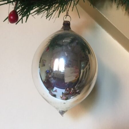 Antieke oude, flinke druppel kerstbal van dun geblazen glas in zilver 1e kwart 1900