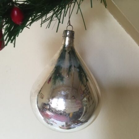 Antieke oude kerstbal een dikke hangende druppel van dun geblazen glas in zilver 1e helft 1900