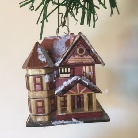 Antiek oude, bijzondere kerstboom hanger een besneeuwd huis van stro 2e helft 1900