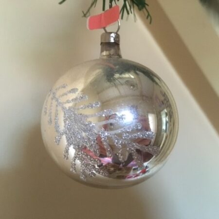 Oude antieke kerstbal van dun geblazen glas met tak in zilver midden 1900(roz)