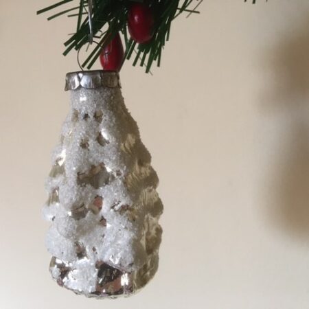 Oude antieke kerstbal een dennenboom van dun geblazen glas in zilver midden 1900