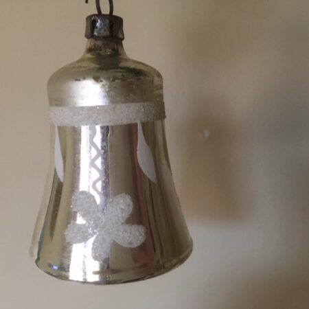 Antieke grote Kerst klok van dun geblazen gepatineerd glas in zilver 1e kwart 1900