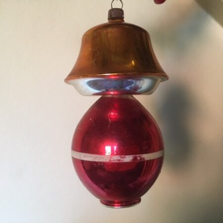 Antieke grote schemerlamp van dun geblazen glas in rood en koper 1e kwart 1900