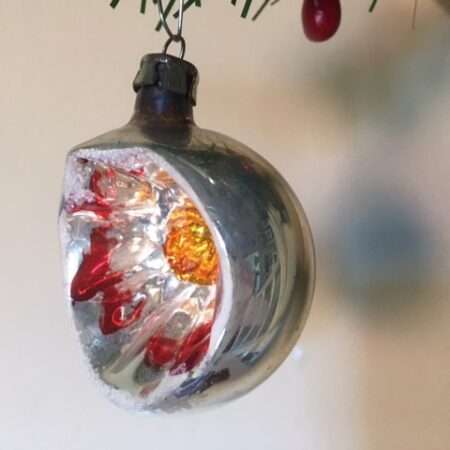 Antieke deuk, reflex of kraterbal van dun geblazen glas in zilver, rood en goudgeel 1e kwart 1900