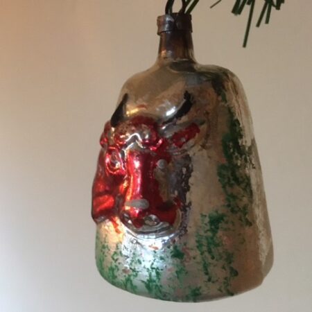 Antieke koeienbel van dun geblazen glas met relief in zilver 1e kwart 1900