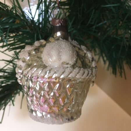 Antieke oude kerstbal een besneeuwde fruitmand van dun geblazen glas 1e kwart 1900