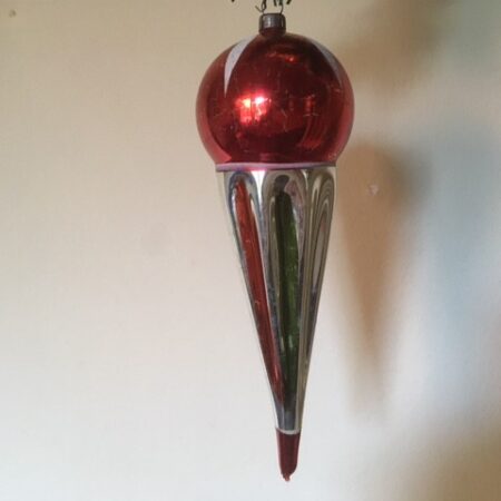 Antieke oude kerstbal een grote ijsco of tol van dun geblazen glas in rood en mosgroen 1e helft 1900