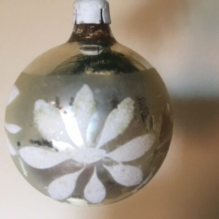 Oude antieke ronde kerstbal van dun geblazen glas in zilver midden 1900