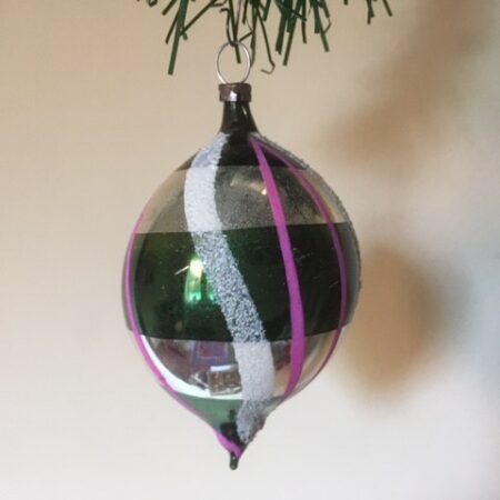 Oude, retro kerstbal een druppel van dun geblazen glas in zilver, groen , roze en wit 1930-1940